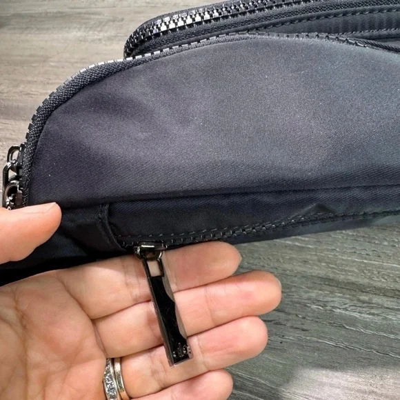 ❤️❤️❤️❤️BNWT ALO Yoga Explorer Unisex Black Crossbody Bag $94🔥🔥 - Picture 3 of 11